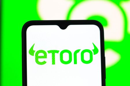 eToro Stock vs. Robinhood