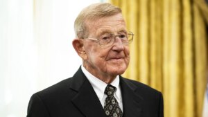 Football legend Lou Holtz calls on Catholics to ‘defend and encourage’ Pope Leo XIV