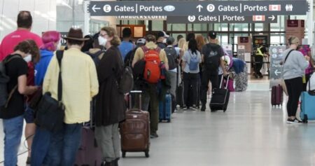 Air Canada, WestJet still ranking low on customer satisfaction, study shows