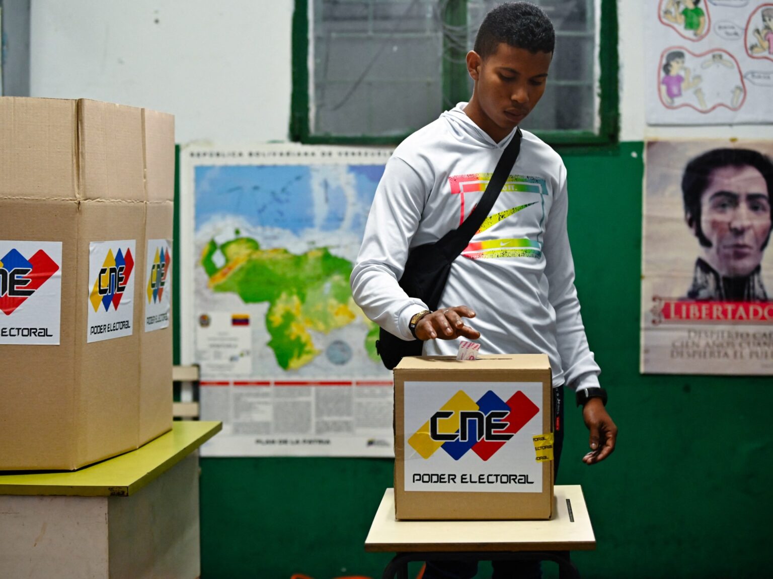 Venezuelans vote amid boycott calls and fears of government repression