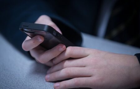 Quebec to ban cellphones in elementary and high schools during entire day