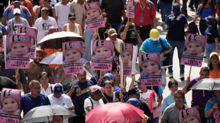Toddler separated from mother deported from the US returned to Venezuela