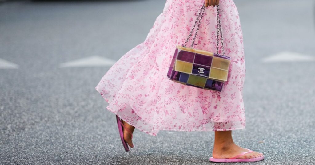 London Women Are Wearing This Surprising Shoe Style From the Beach to the City Streets
