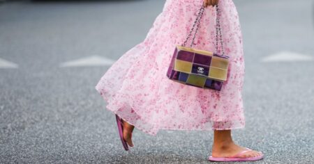 London Women Are Wearing This Surprising Shoe Style From the Beach to the City Streets