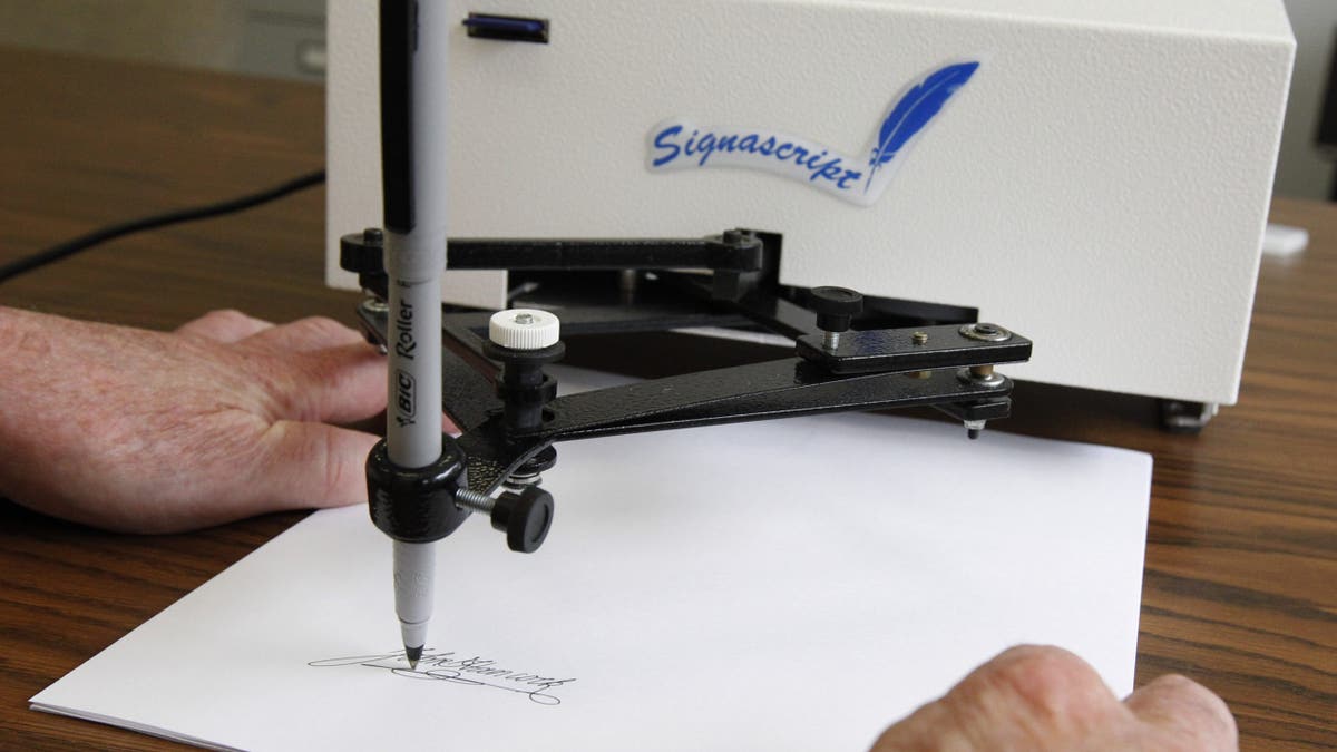 An example of an autopen machine.