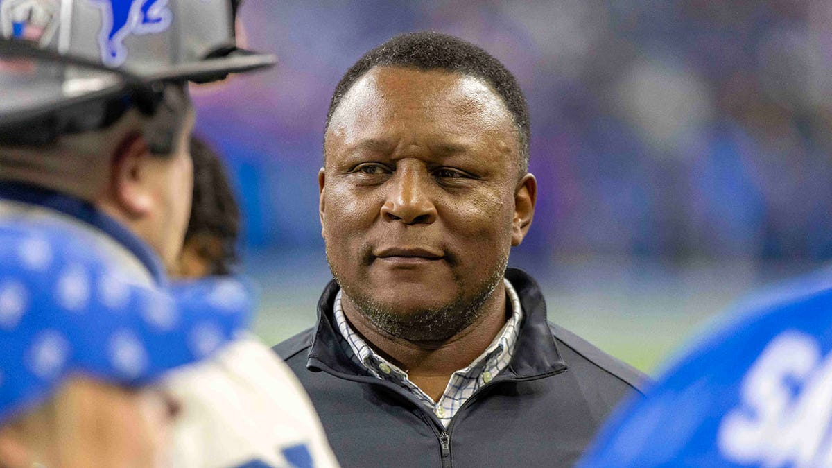 Barry Sanders on the sidelines