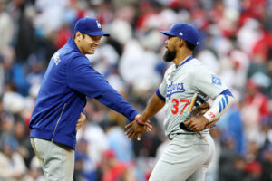 Dodgers’ Teoscar Hernandez Has ‘Concerning’ Injury, Says Dave Roberts