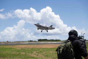 Photos Show US Aircraft Carrier Preparing for Patrol on Pacific Front Line