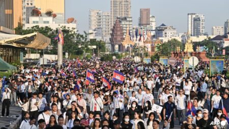 Cambodian government musters support from huge crowds in Thai border row