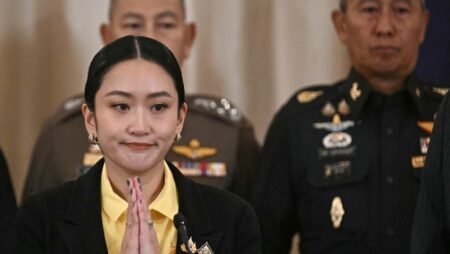Thai PM to meet army commander to defuse political crisis