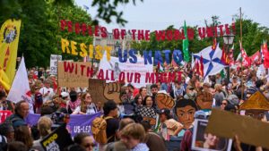 Hundreds take to the street in the Hague to demonstrate against NATO