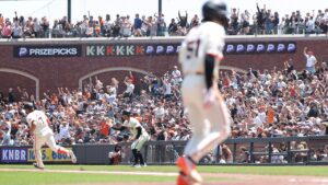 Fan tosses ball near home plate in strange sequence during Braves-Giants game