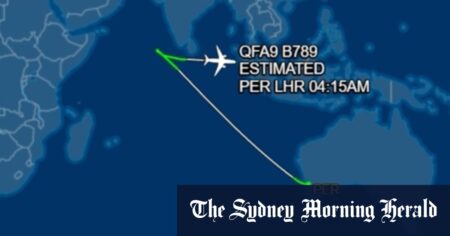 Qantas Perth-London flight turns back