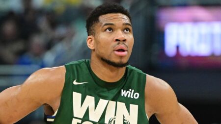 Bucks’ Giannis Antetokounmpo shows off 4-word message on guns