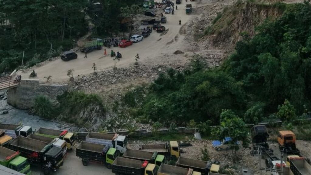 Search continues for Indonesia quarry collapse victims, death toll at 17