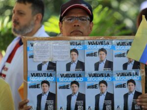 Shot Colombian presidential candidate shows small signs of improvement