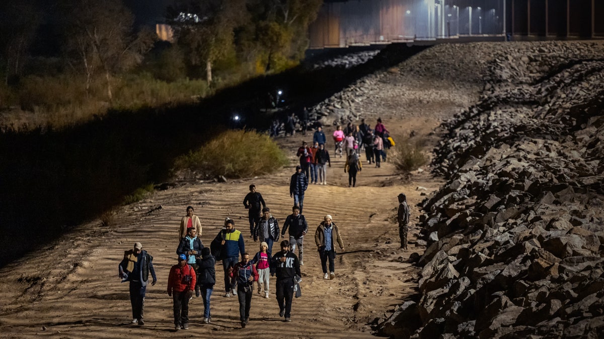 Immigrants cross in Arizona