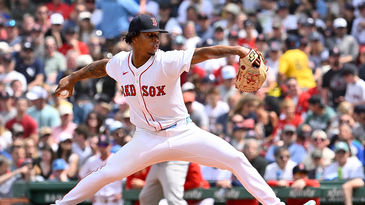 Brayan Bello pitches