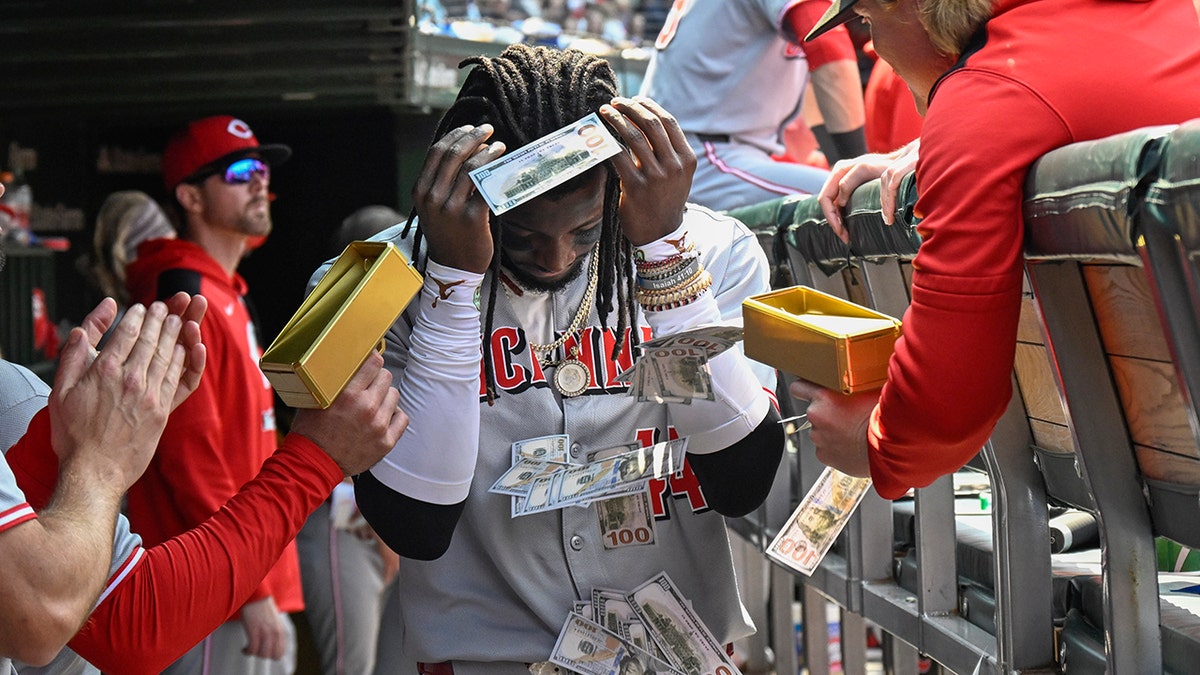 Reds players celebrate Elly De La Cruz
