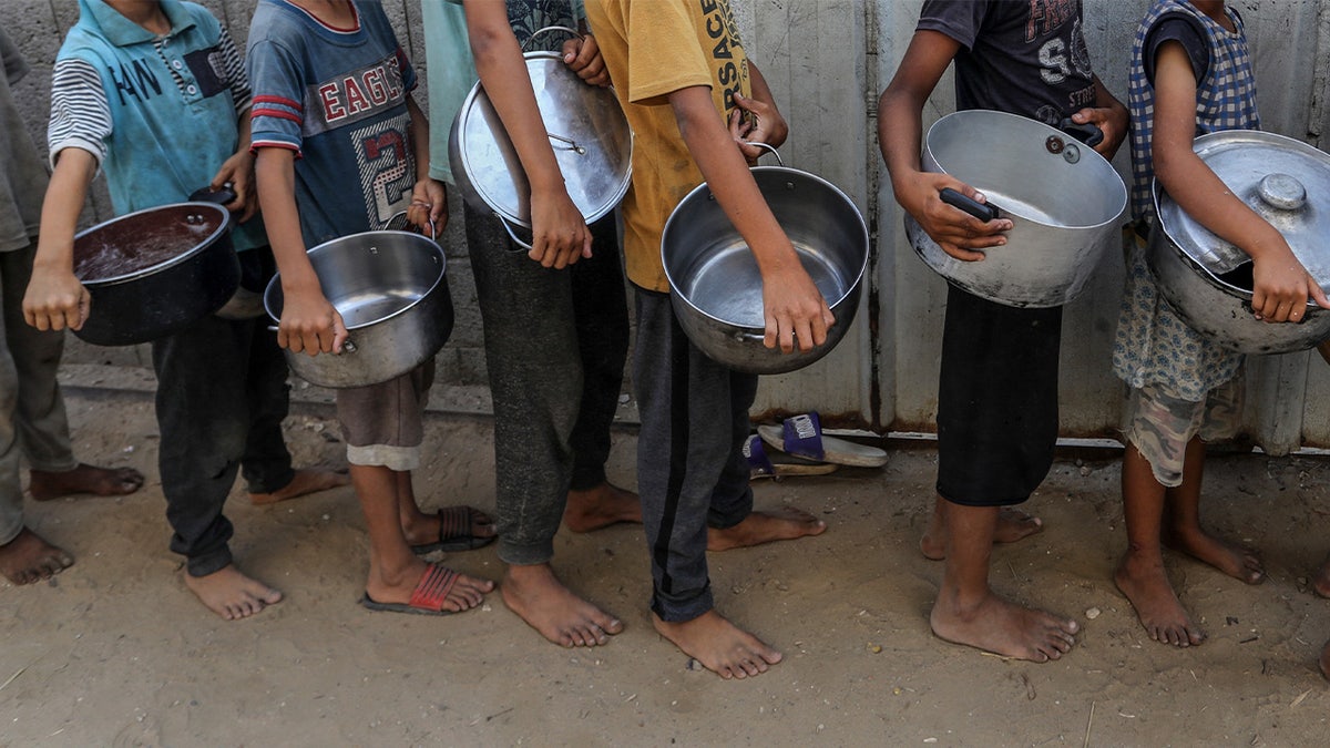 palestinians in line with pots