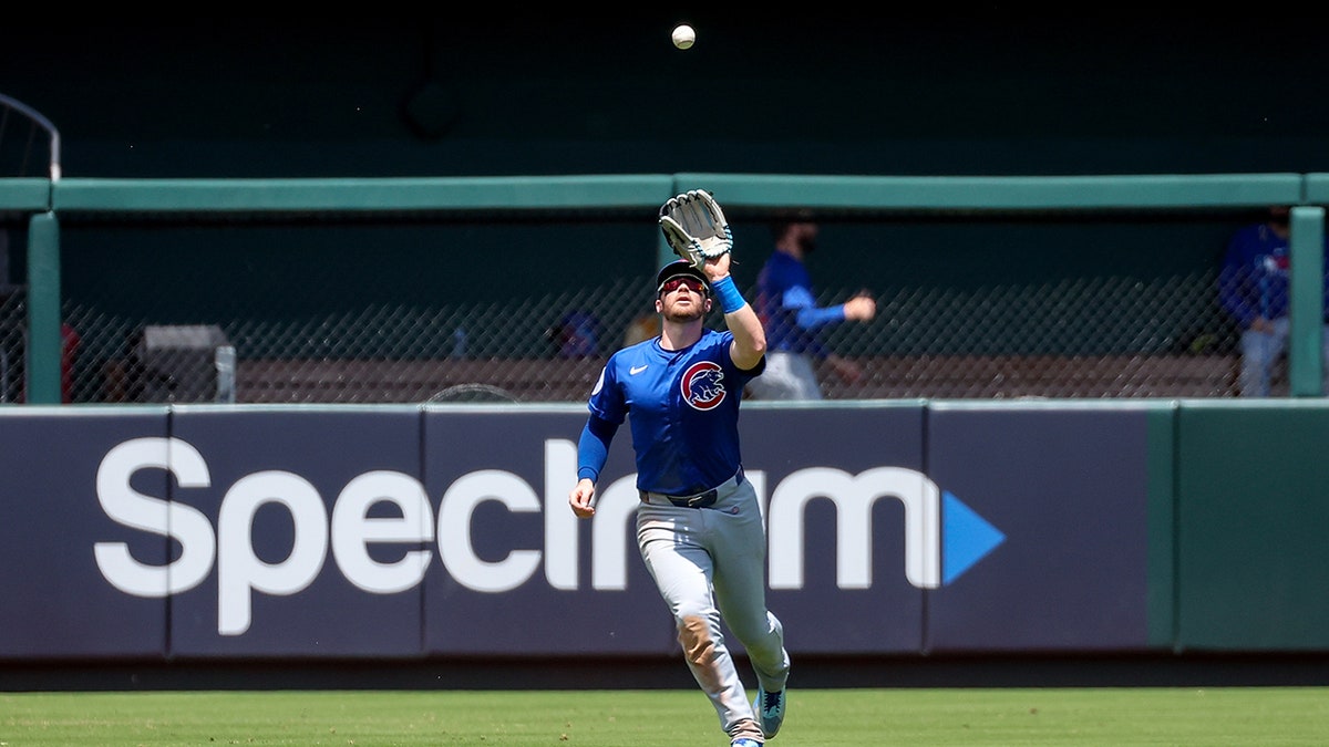 Ian Happ catches a fly ball