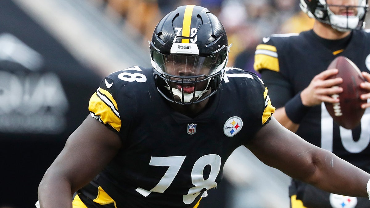 James Daniels pass blocks