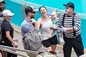 Mime publicly shames dad in front of wife carrying baby and heavy bag at SeaWorld: ‘Passenger parenting’
