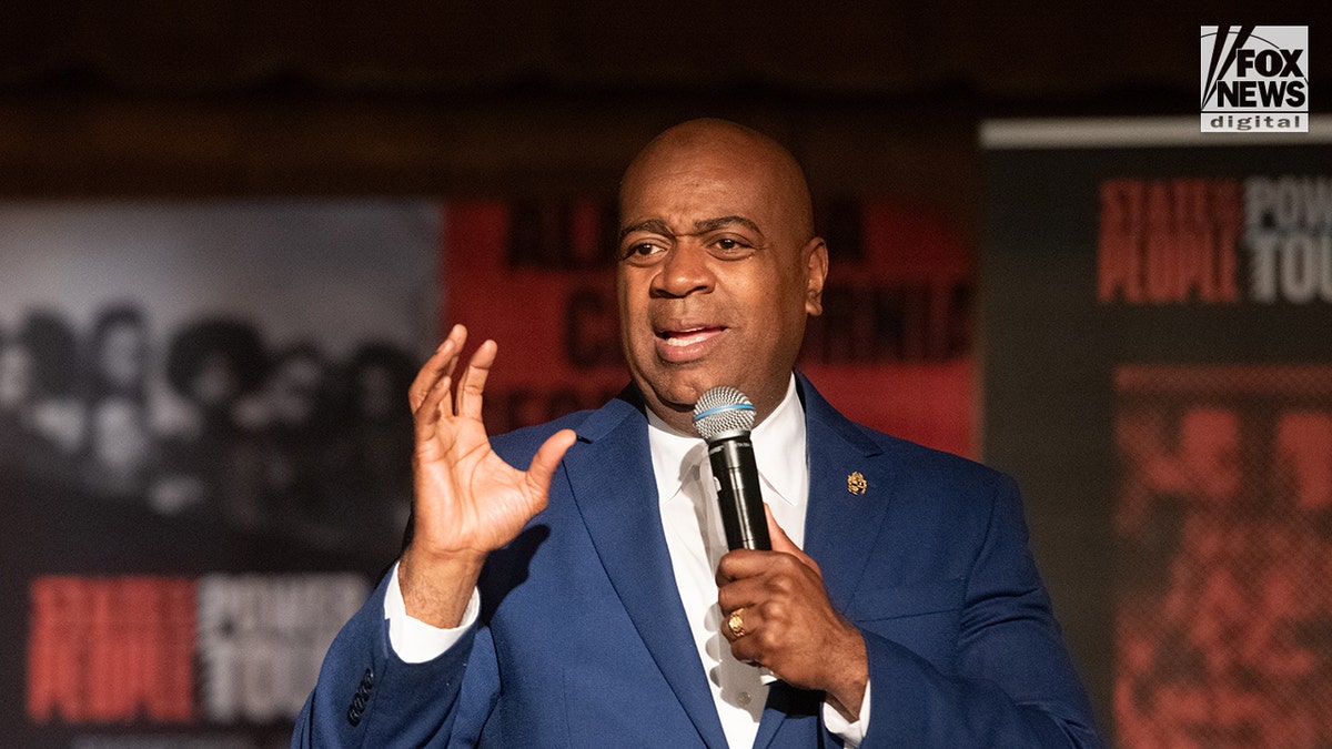Ras Baraka speaks on immigration after arrest at ICE detention center.