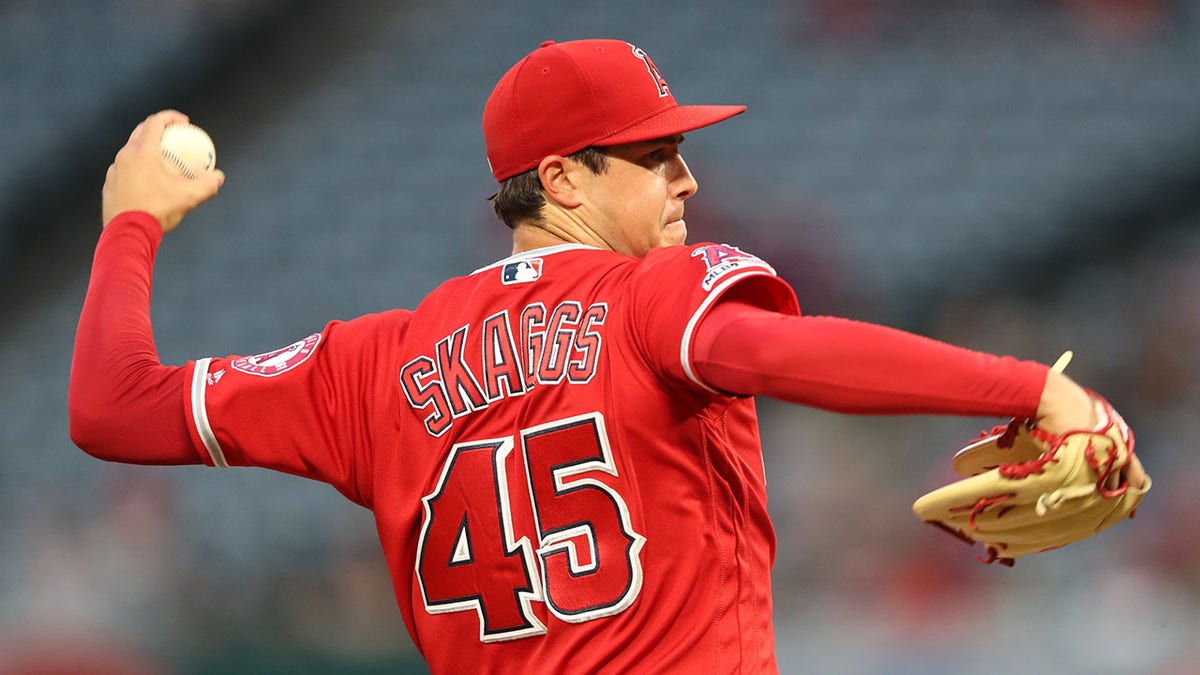 Tyler Skaggs pitching