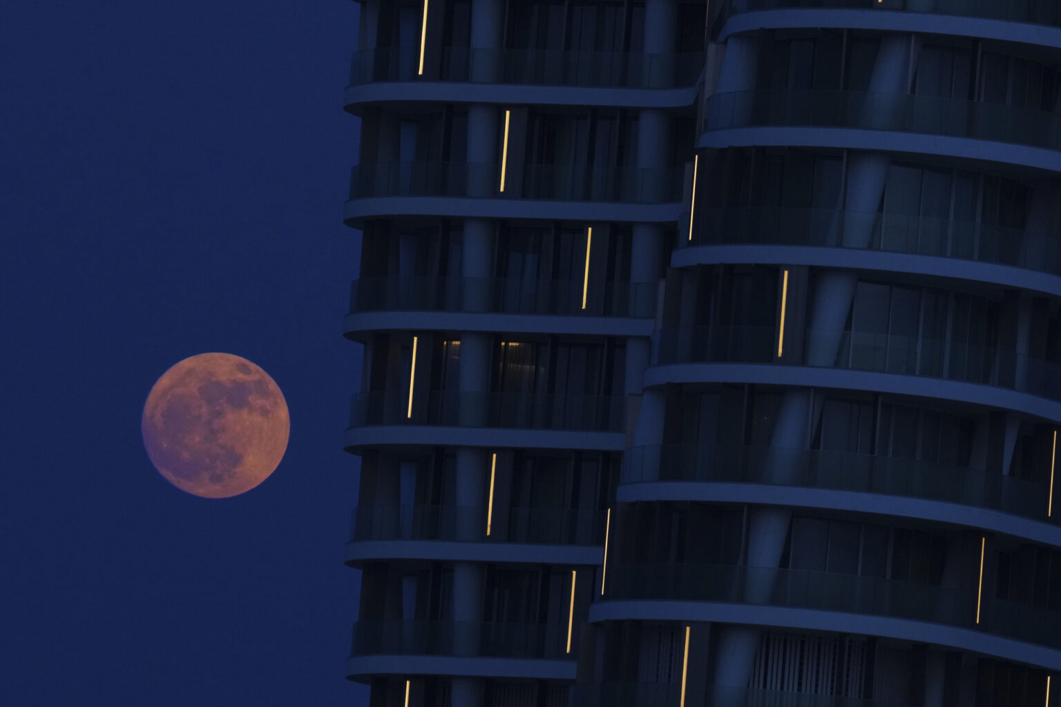 Strawberry Moon 2025: Best Locations, Times to View Rare Full Moon Tonight