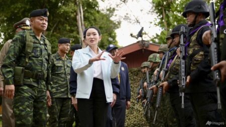 Thai PM meets army commander in attempt to defuse political crisis
