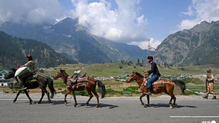 India Hindu pilgrimage begins in contested Kashmir