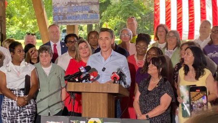 Hawley rebukes Democrats’ heated rhetoric after attacks on ICE, border patrol facilities: ‘Knock it off’