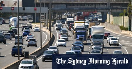 Monash Freeway brought to standstill after truck crash brings down pole