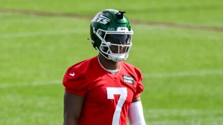 Jets’ Justin Fields avoids ‘serious injury’ after being carted off field during practice