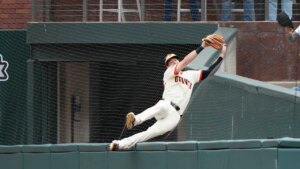 Giants’ Mike Yastrzemski, Carl’s grandson, clears wall for unbelievable catch