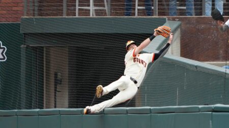 Giants’ Mike Yastrzemski, Carl’s grandson, clears wall for unbelievable catch