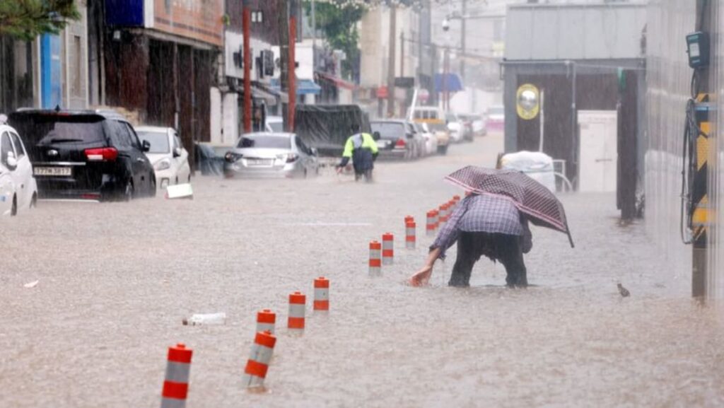 South Korea lashed by heavy rain, two dead and more than 1,000 evacuated