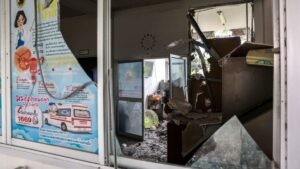 Thais and Cambodians refuse to quit homes on clash frontier