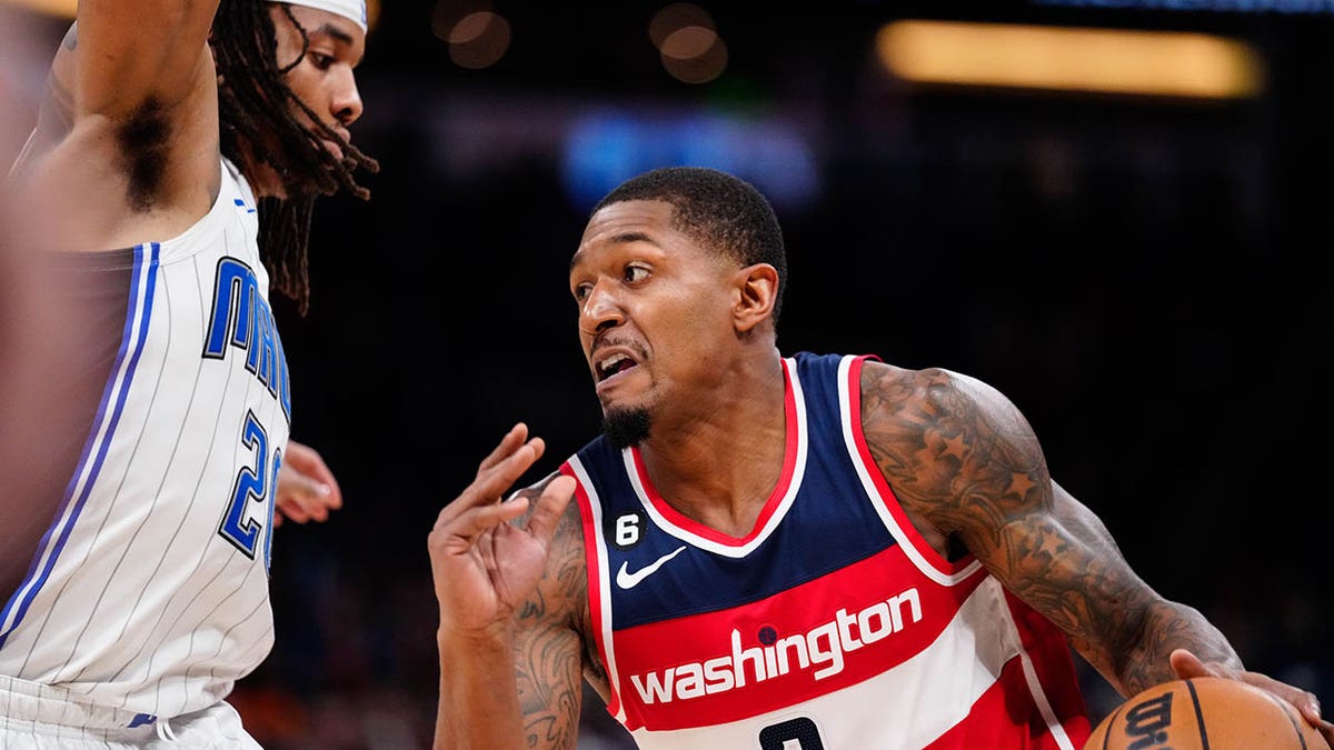 Bradley Beal drives