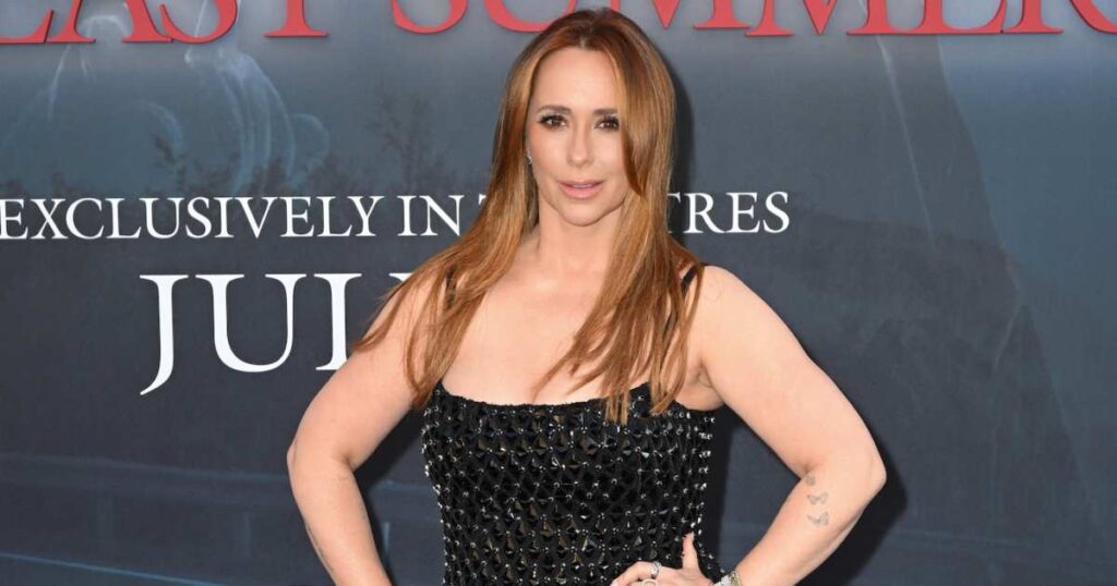 Jennifer Love Hewitt Shows Off Her Curves in Gorgeous Little Black Dress on Red Carpet