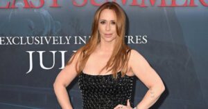 Jennifer Love Hewitt Shows Off Her Curves in Gorgeous Little Black Dress on Red Carpet