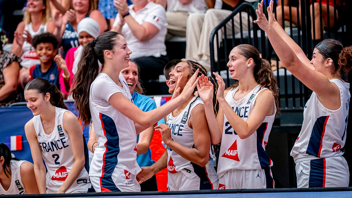 Alicia Tournebize and her teammates