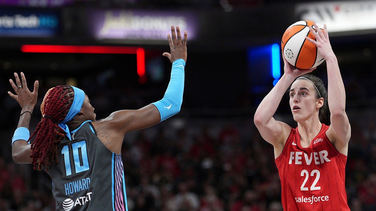 Caitlin Clark shoots over Rhyne Howard