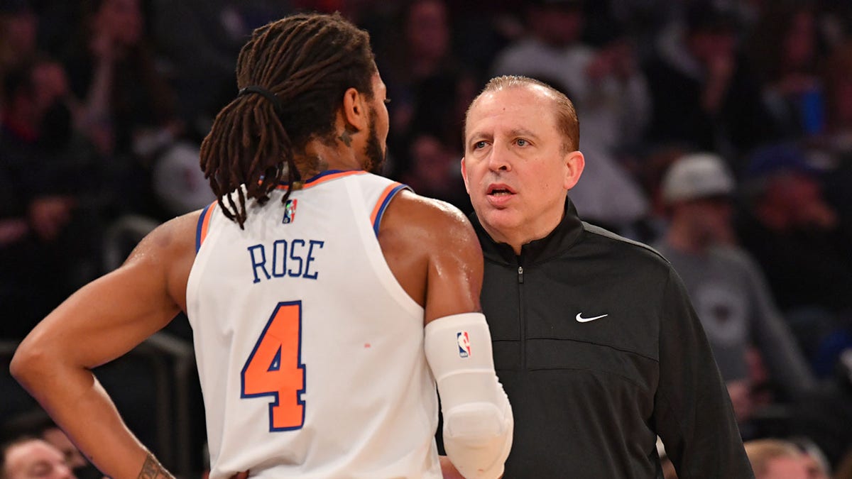 Derrick Rose speaks to Tom Thibodeau