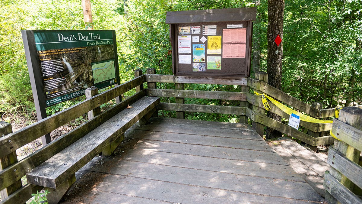 trail and signage at Devils Den State Park