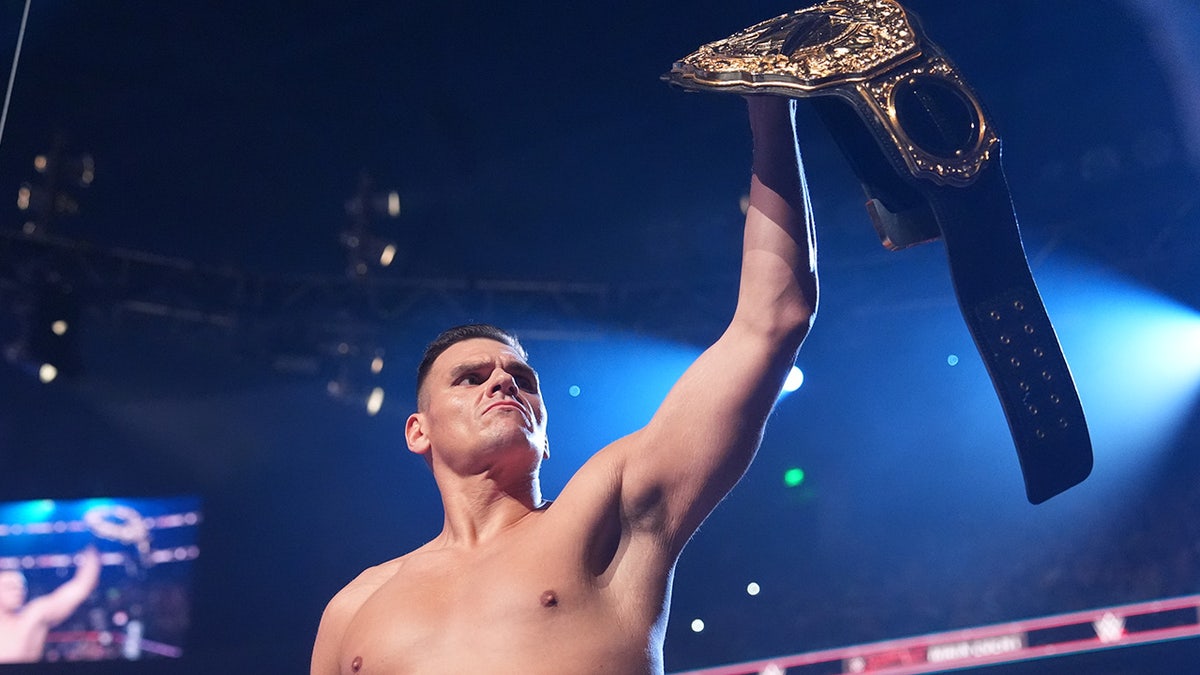 Gunther holds the belt