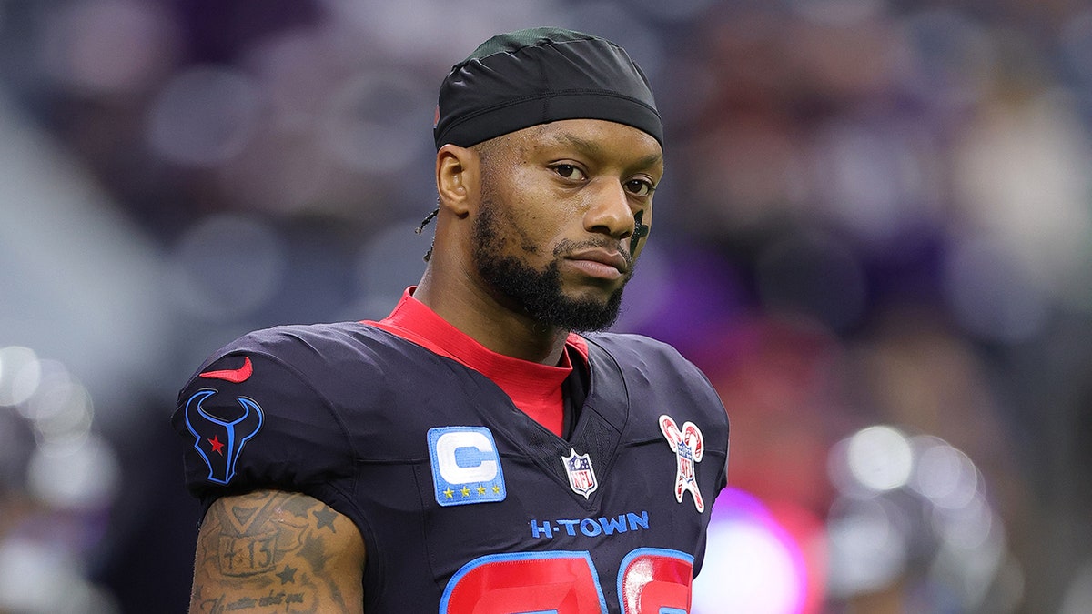 Joe Mixon warms up before a Texans game