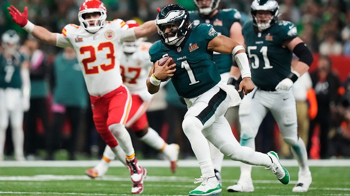 Jalen Hurts runs the ball vs Chiefs