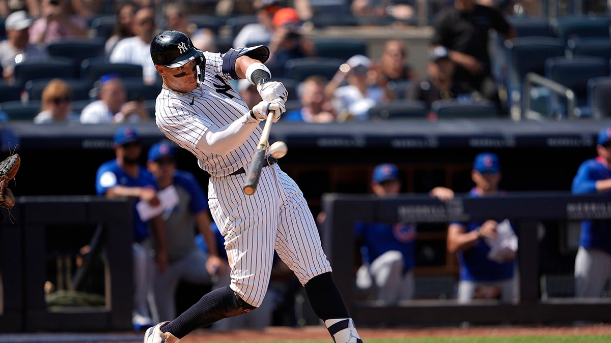 Yankees right fielder Aaron Judge homers